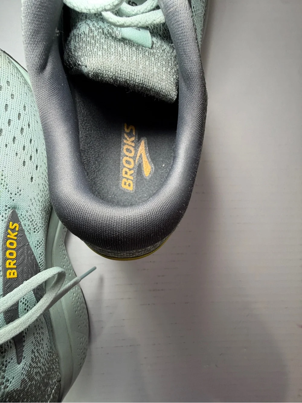 Brooks Mint Green men’s Running Shoes excellent condition